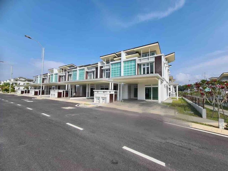 Luxury 2-Storey Terrace House Near Ioi City Mall Πουτρατζάγια Εξωτερικό φωτογραφία